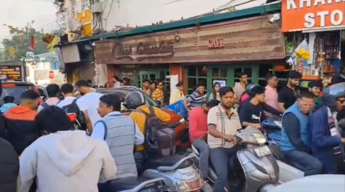 कहीं श्रद्धालुओं की भीड़, कहीं गाड़ियों का रेला... लॉन्ग वीकेंड पर पहाड़ बेहाल, तस्वीरों में देखें हाल