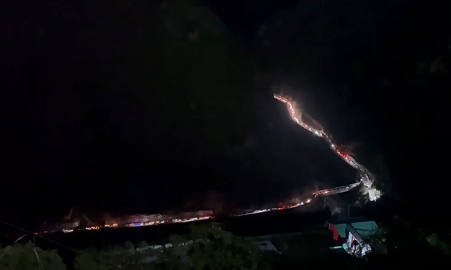 कहीं श्रद्धालुओं की भीड़, कहीं गाड़ियों का रेला... लॉन्ग वीकेंड पर पहाड़ बेहाल, तस्वीरों में देखें हाल