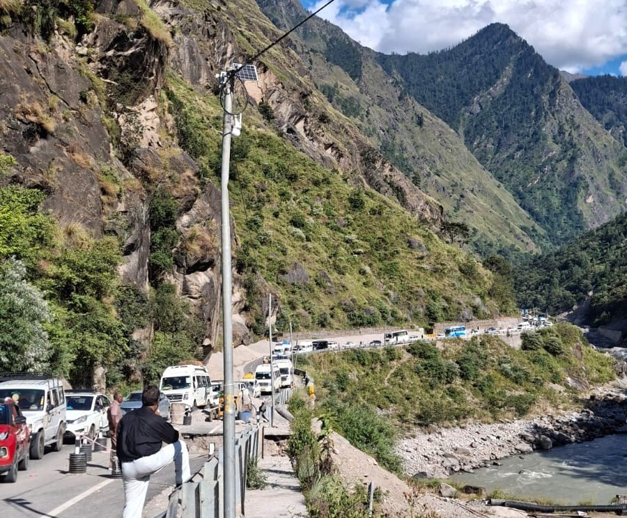 कहीं श्रद्धालुओं की भीड़, कहीं गाड़ियों का रेला... लॉन्ग वीकेंड पर पहाड़ बेहाल, तस्वीरों में देखें हाल