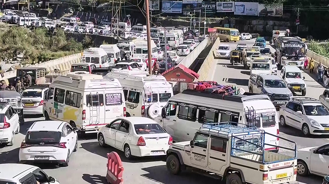 कहीं श्रद्धालुओं की भीड़, कहीं गाड़ियों का रेला... लॉन्ग वीकेंड पर पहाड़ बेहाल, तस्वीरों में देखें हाल