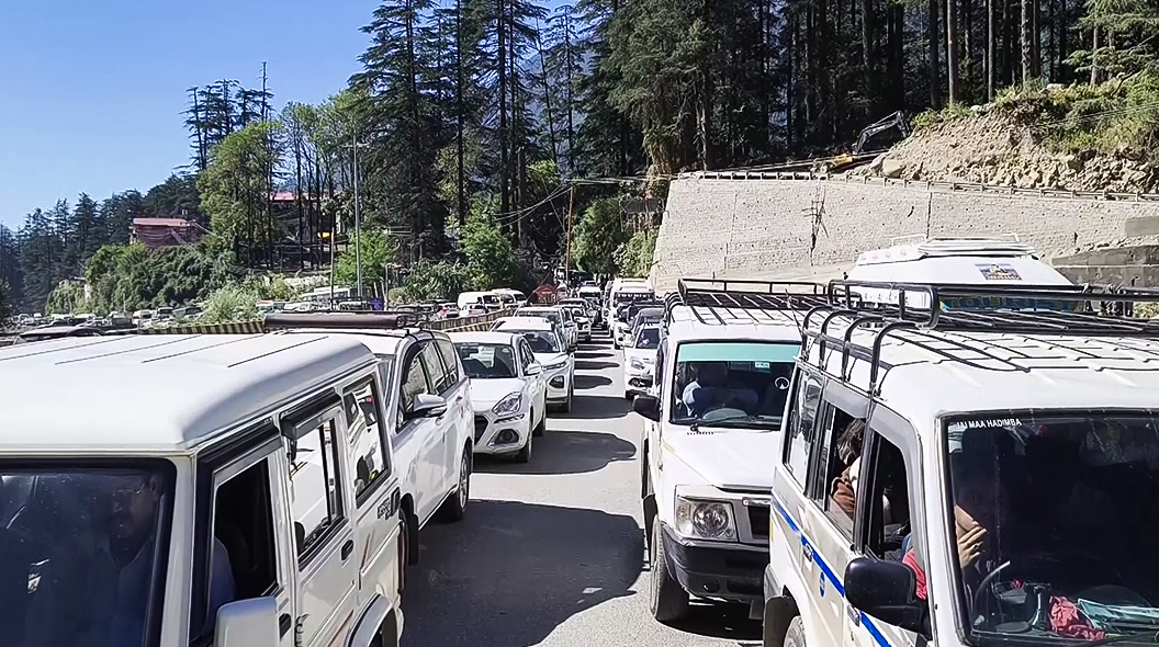 कहीं श्रद्धालुओं की भीड़, कहीं गाड़ियों का रेला... लॉन्ग वीकेंड पर पहाड़ बेहाल, तस्वीरों में देखें हाल