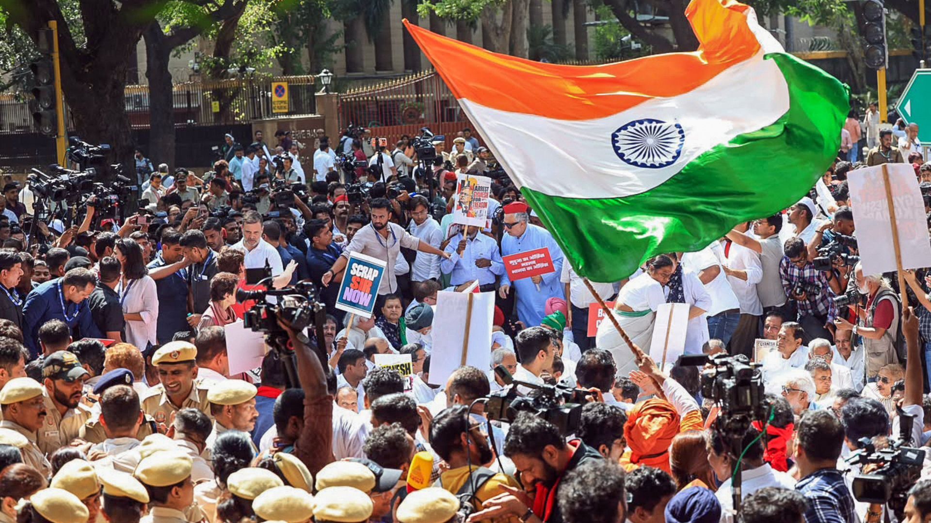 नारे, धरना और... तस्वीरों में देखिए INDIA गठबंधन का प्रोटेस्ट