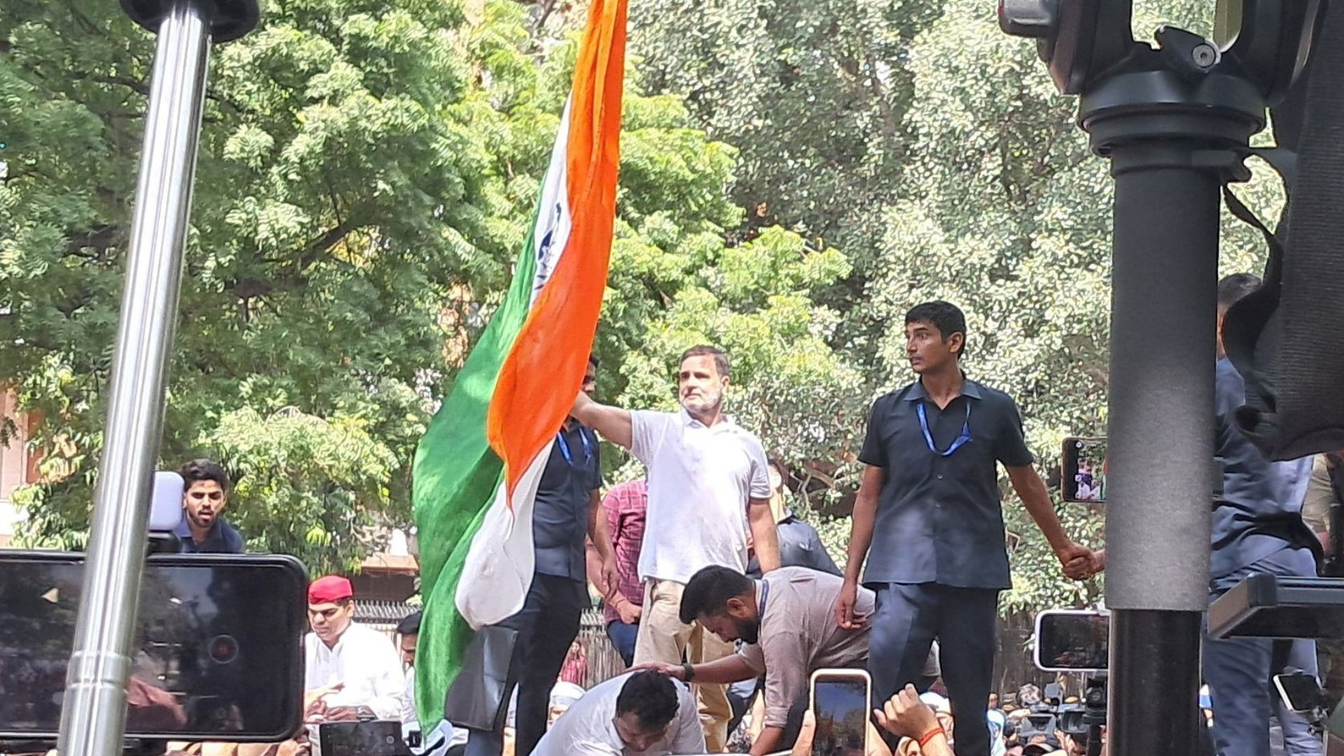 नारे, धरना और... तस्वीरों में देखिए INDIA गठबंधन का प्रोटेस्ट