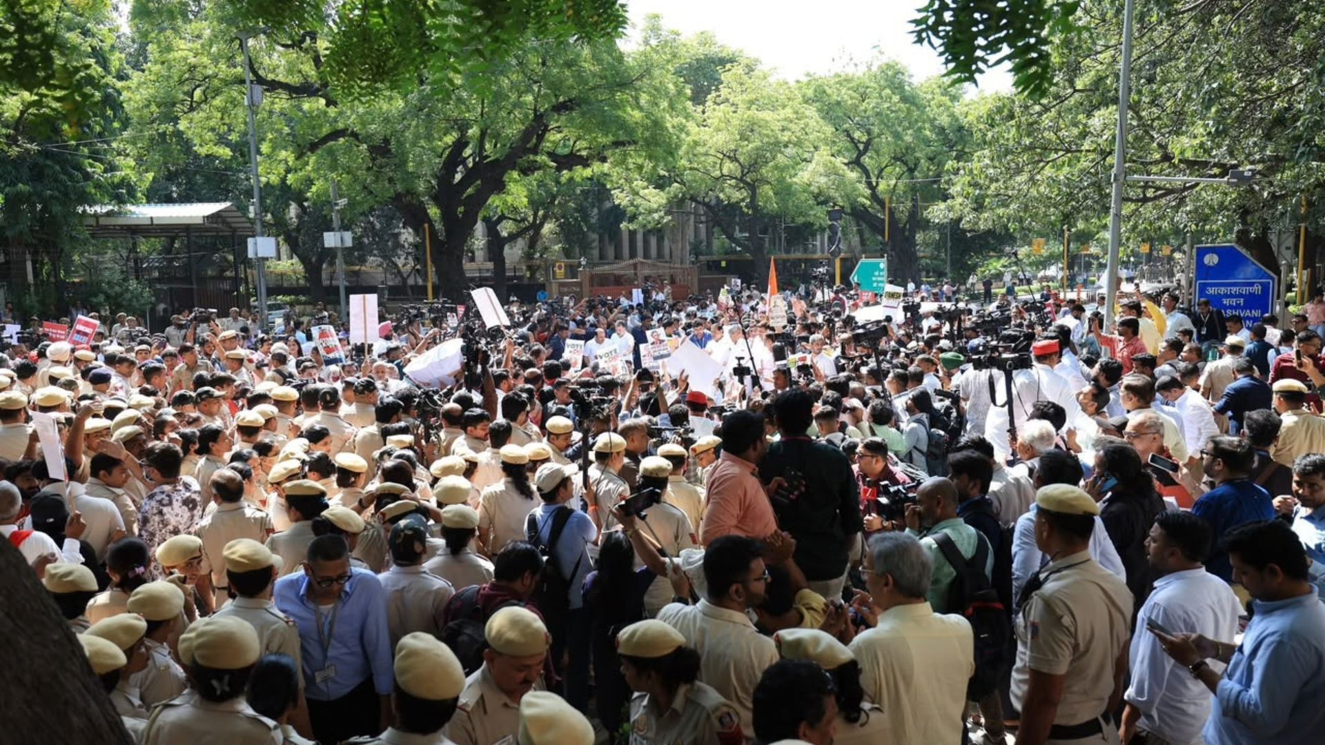 नारे, धरना और... तस्वीरों में देखिए INDIA गठबंधन का प्रोटेस्ट