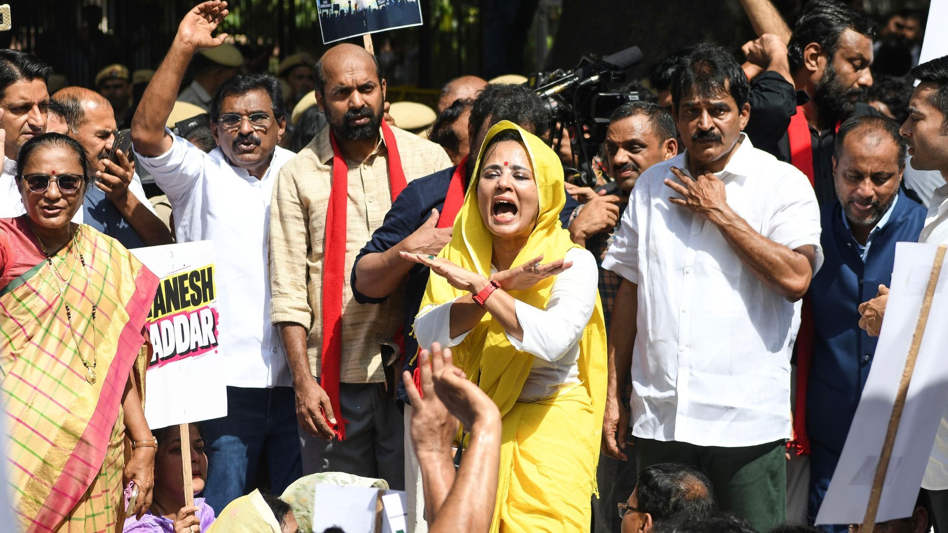 नारे, धरना और... तस्वीरों में देखिए INDIA गठबंधन का प्रोटेस्ट