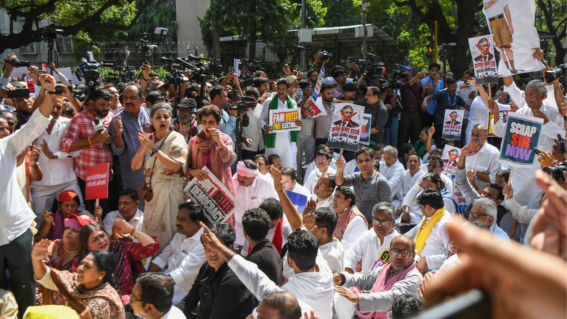 नारे, धरना और... तस्वीरों में देखिए INDIA गठबंधन का प्रोटेस्ट