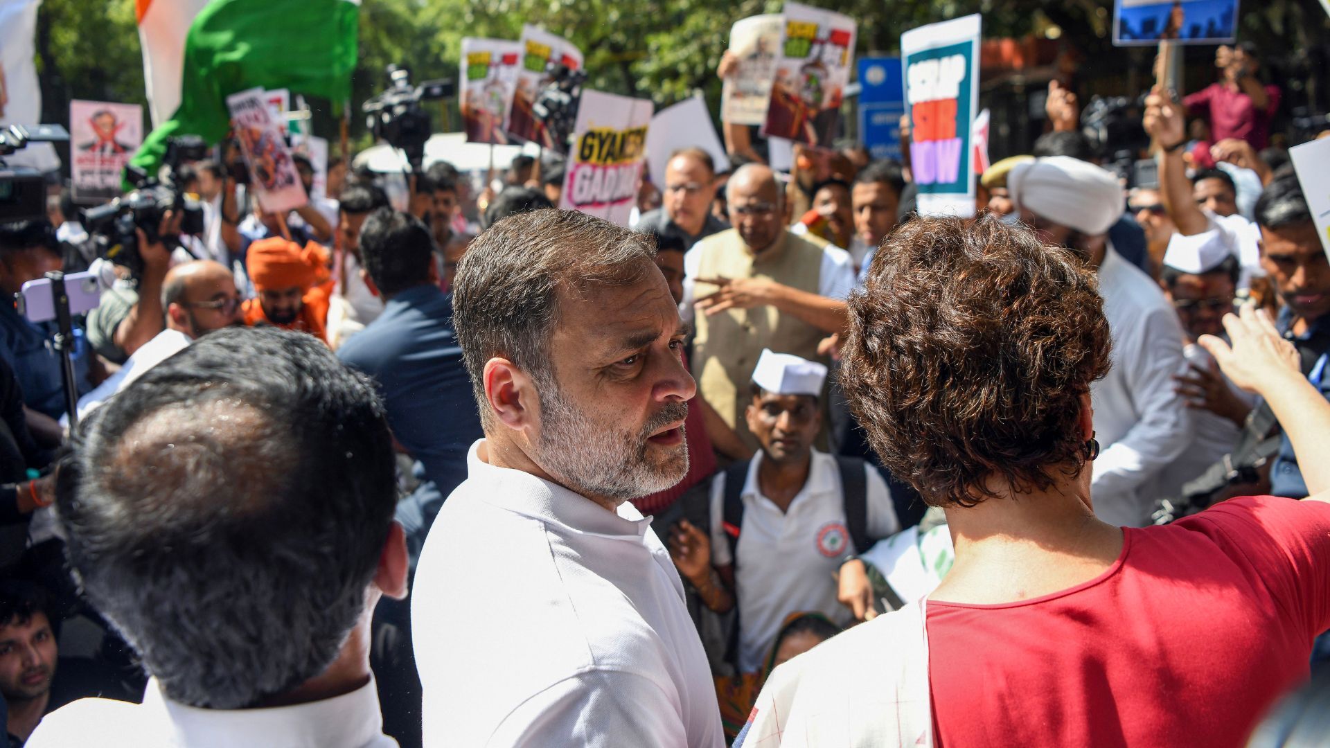 नारे, धरना और... तस्वीरों में देखिए INDIA गठबंधन का प्रोटेस्ट