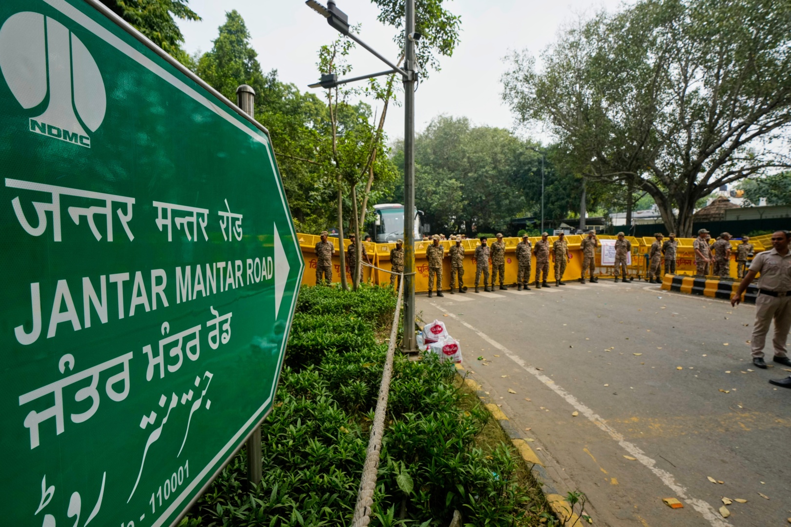 जंतर मंतर से पहले ही प्रदर्शन पर पुलिस का एक्शन, तस्वीरों में देखें ताजा हाल