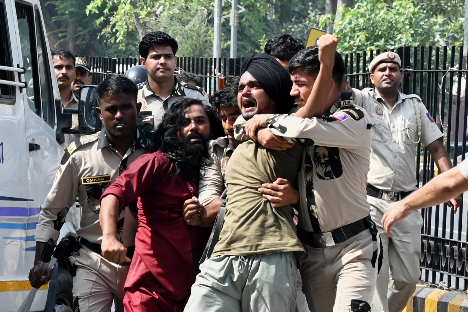 जंतर मंतर से पहले ही प्रदर्शन पर पुलिस का एक्शन, तस्वीरों में देखें ताजा हाल