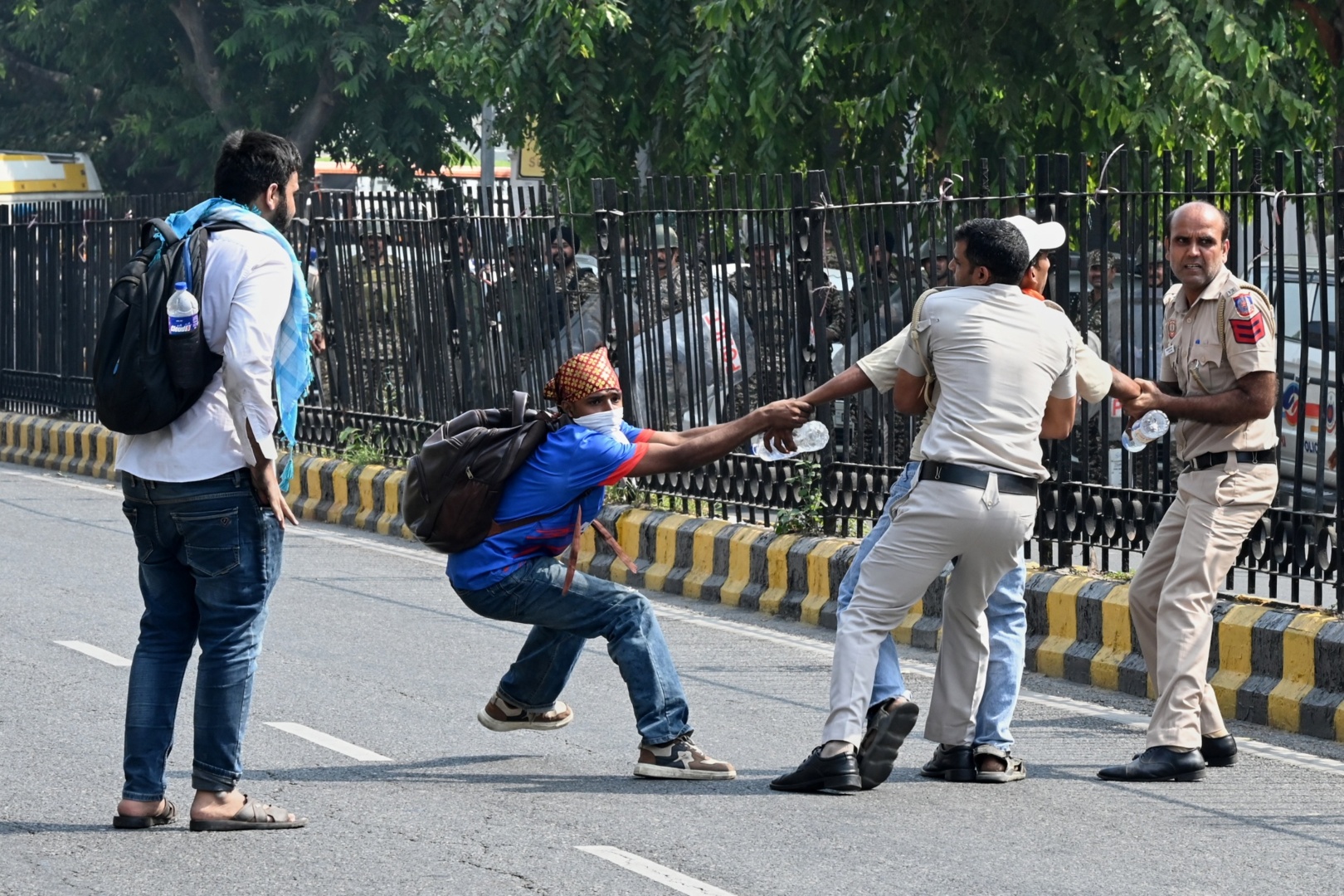 जंतर मंतर से पहले ही प्रदर्शन पर पुलिस का एक्शन, तस्वीरों में देखें ताजा हाल
