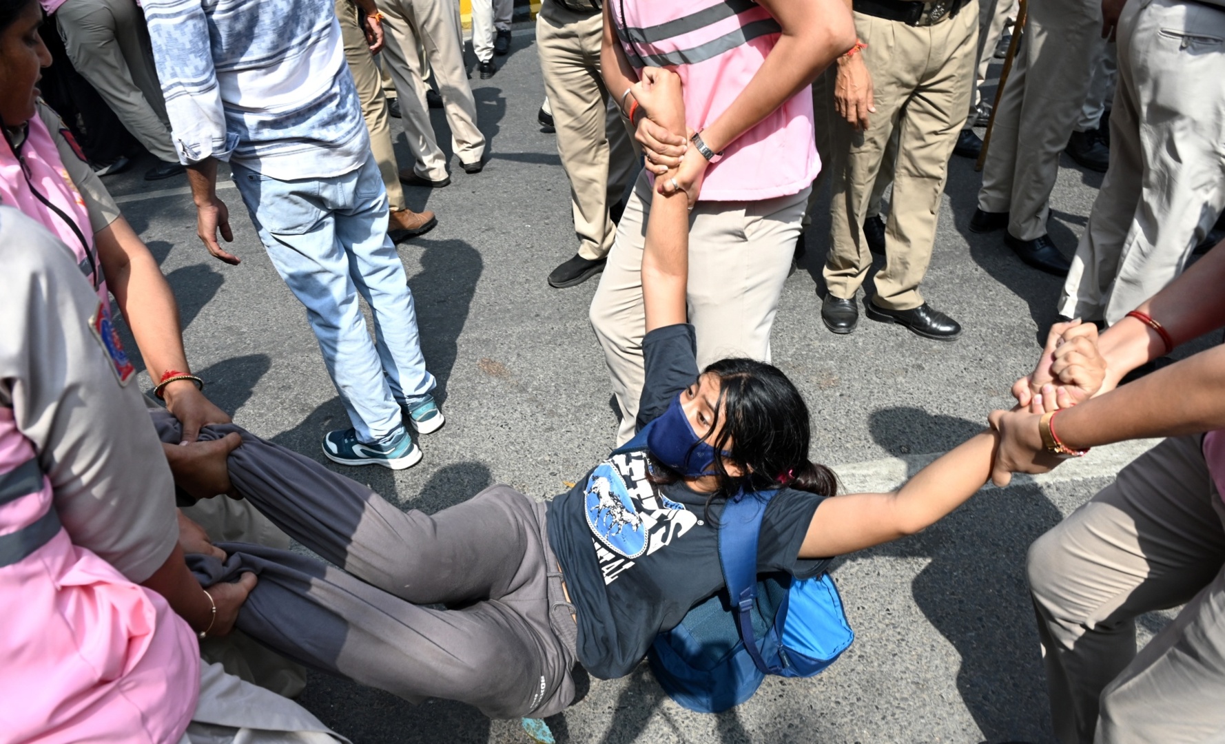 जंतर मंतर से पहले ही प्रदर्शन पर पुलिस का एक्शन, तस्वीरों में देखें ताजा हाल