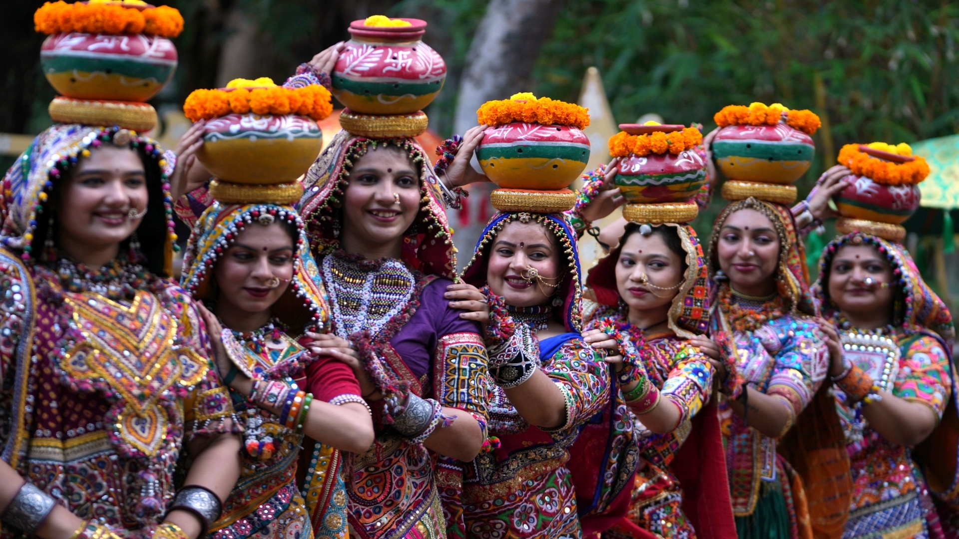 मंच, पंडाल, गरबा... देखिए भारत में इस समय फेस्टिव सीजन चल रहा