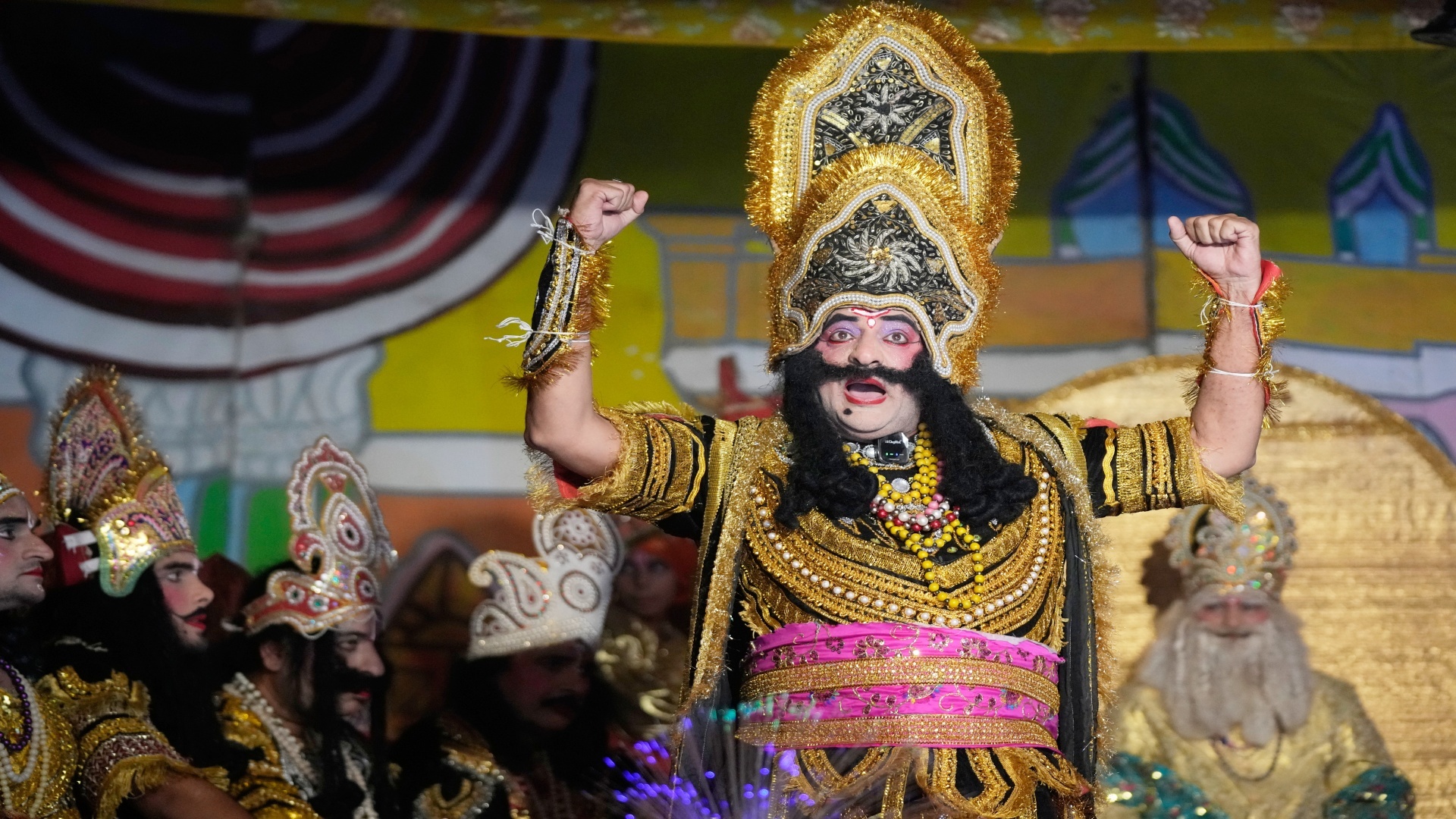 मंच, पंडाल, गरबा... देखिए भारत में इस समय फेस्टिव सीजन चल रहा