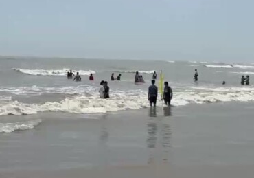 उखड़े पेड़, उड़े होर्डिंग्स... तस्वीरों में देखिए ‘अर्नब’ की तबाही