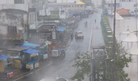 उखड़े पेड़, उड़े होर्डिंग्स... तस्वीरों में देखिए ‘अर्नब’ की तबाही
