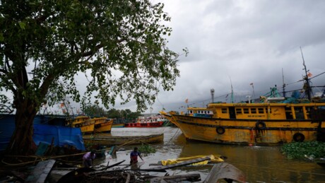 उखड़े पेड़, उड़े होर्डिंग्स... तस्वीरों में देखिए ‘अर्नब’ की तबाही