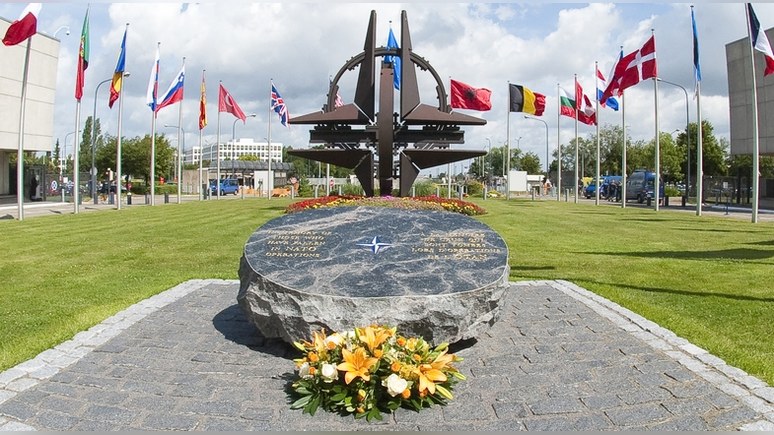 Polityka: в войне за будущее НАТО европейцам предоставили роль болельщиков