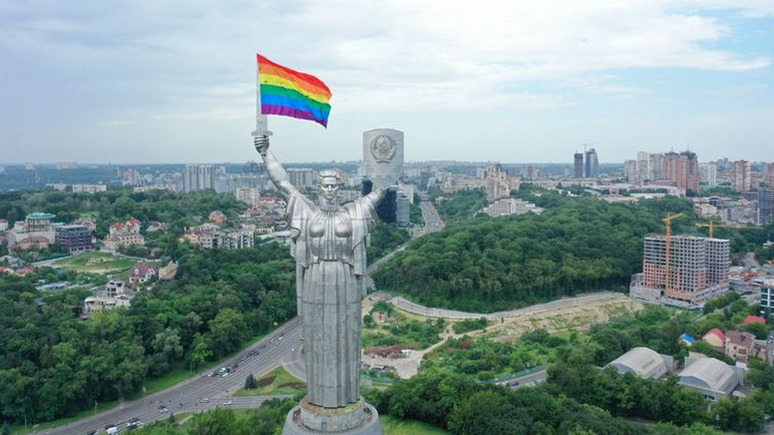 СТРАНА: накануне 22 июня Родину-мать в Киеве нарядили в ЛГБТ-символику