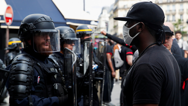 Le Parisien: «задержан за цвет кожи» — полицейских вынудили отпустить на свободу пойманного с поличным наркокурьера 