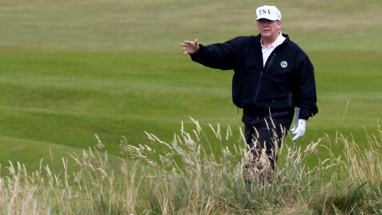 The Guardian: Трампа критикуют за игру в гольф в разгар эпидемии
