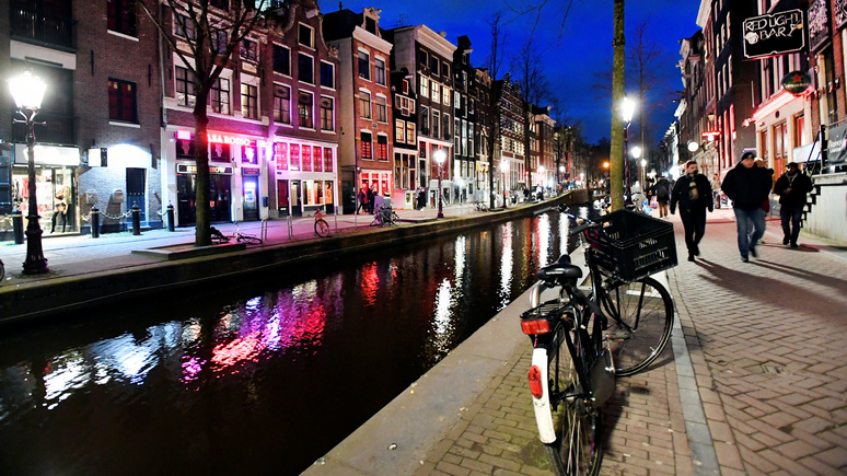 Guardian: секс без поцелуев — красные фонари в Амстердаме «зажгут» по-новому