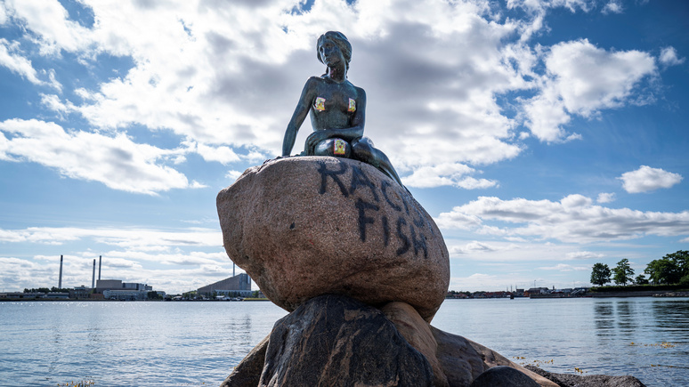 Guardian: «расистская рыба» — памятник Русалочке в Дании стал жертвой вандалов