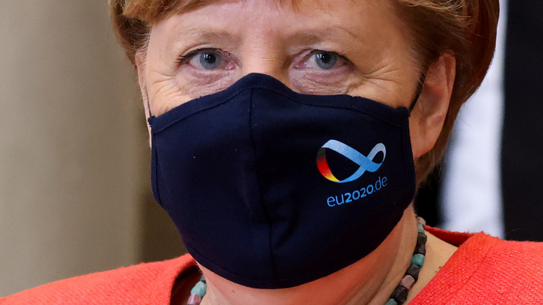 Independent: Меркель развеяла упреки в лицемерии, появившись на публике в маске 