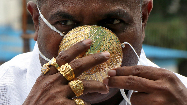 BFM TV: не защищает, но впечатляет — бизнесмен из Индии ходит на рынок в маске из золота