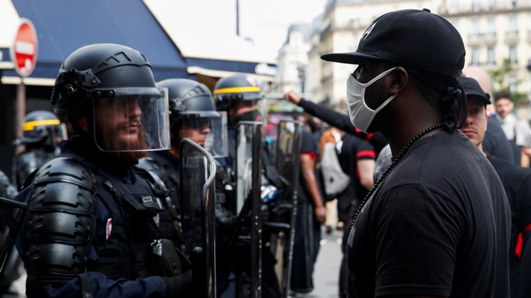 Обозреватель Figaro: под видом борьбы с дискриминацией во Францию вернулась агрессия «кланов»