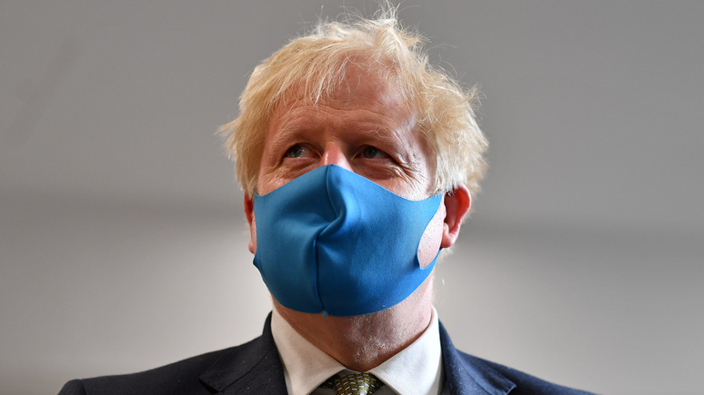 Sky News: Джонсон намерен обязать британцев ходить за покупками в масках 
