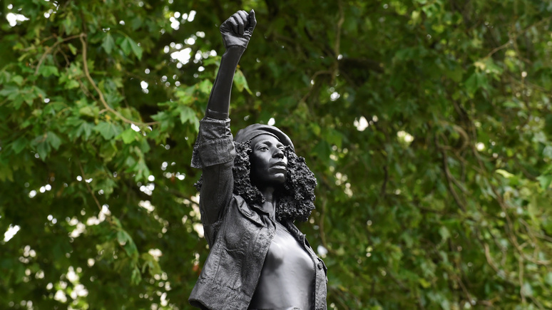 Sky News: мэрия Бристоля не оставит статую антирасистской активистки на месте скульптуры работорговца