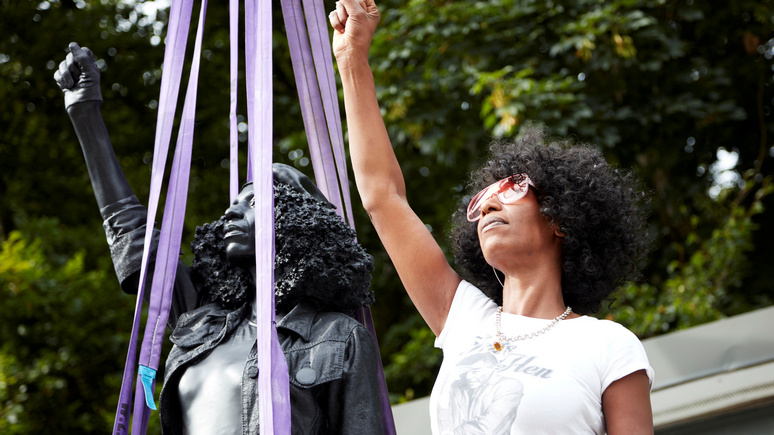Guardian: скульптура активистки BLM, сменившая памятник работорговцу в Бристоле, простояла всего сутки