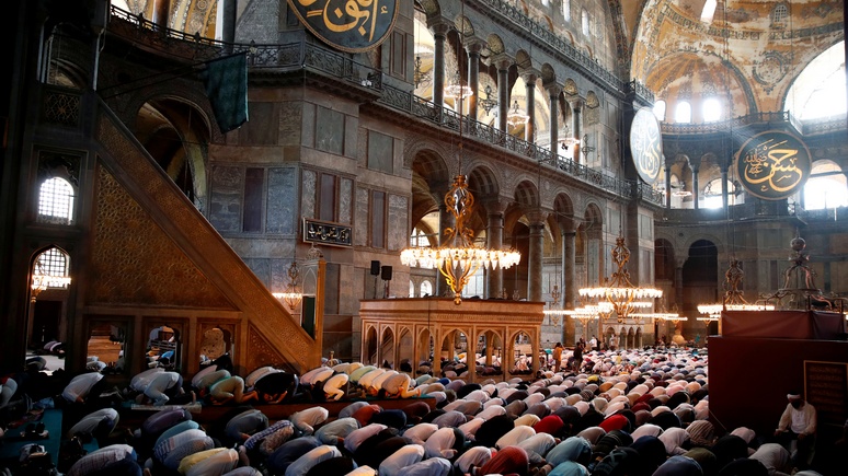 HDN: открыта для всех религий — Эрдоган принял участие в первой молитве после превращения Айя-Софии в мечеть 