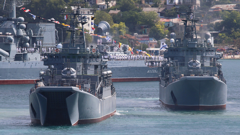 DE: «устрашающая угроза Западу» — в день ВМФ Россия «поиграла военными мускулами»