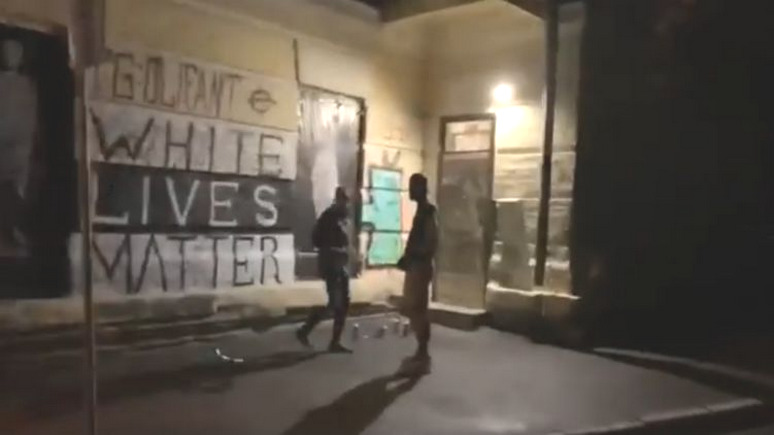 СТРАНА: ультраправые отчитали Кличко за то, что помешал рисовать расистские граффити