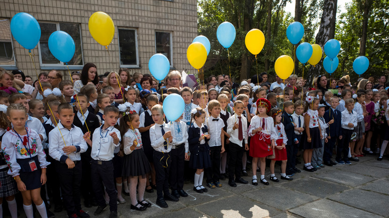Корреспондент: школьников Киева обяжут начинать день с гимна Украины