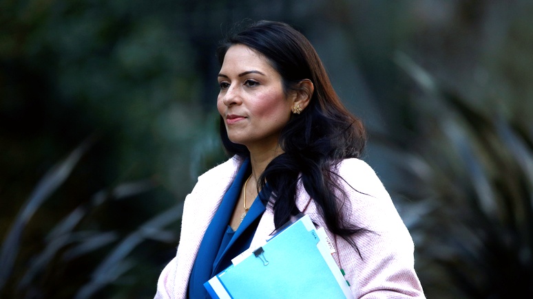 Sunday Times: глава МВД Британии заявила, что мигранты считают Францию расистской страной