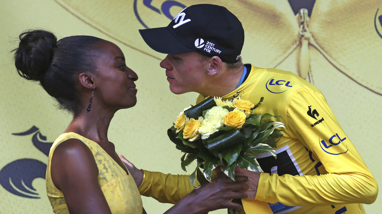 Обозреватель Valeurs actuelles: отказ от девушек-«хостесс» в финале Тур де Франс стал очередной победой «абсурдного феминизма» 