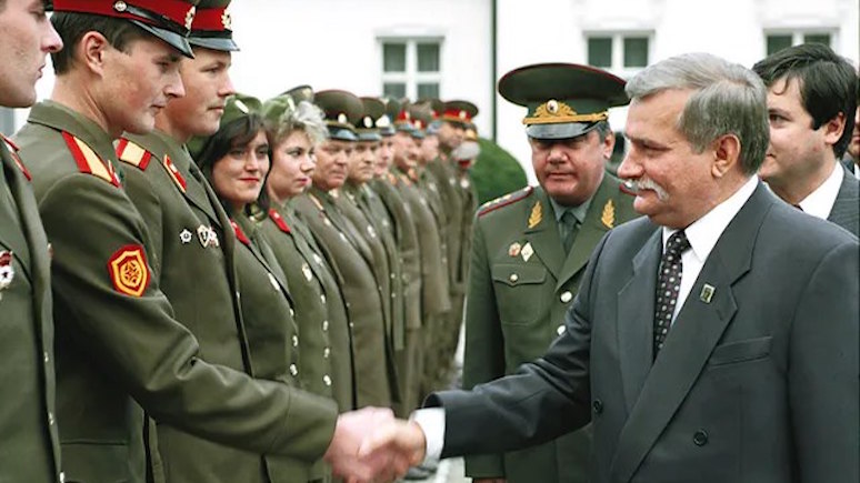 wPolityce: в трагическую для Польши годовщину Валенса выложил фото с советскими солдатами 