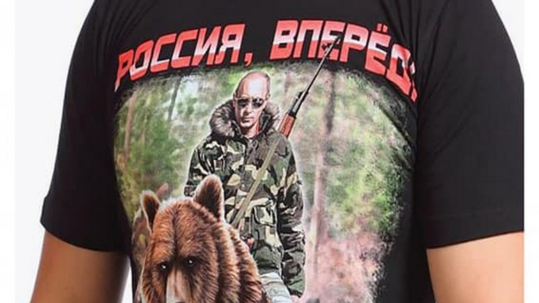 СТРАНА: на Украине заметили в продаже футболки с Путиным и «вежливыми людьми»