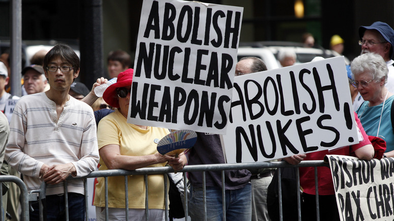 Не можешь запретить — заклейми позором: Bloomberg о том, как избавиться от ядерного оружия