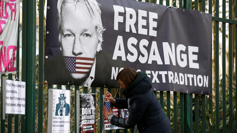 Guardian: разведку США обвинили в стремлении отравить Ассанжа