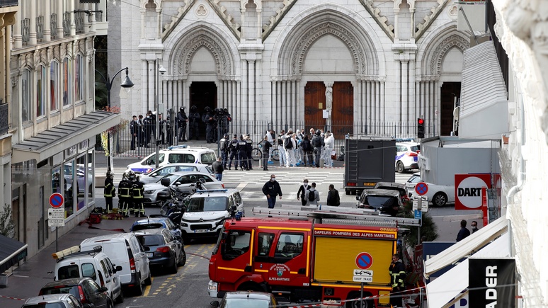Жестокое нападение в Ницце напомнило Le Monde недавнее убийство учителя под Парижем