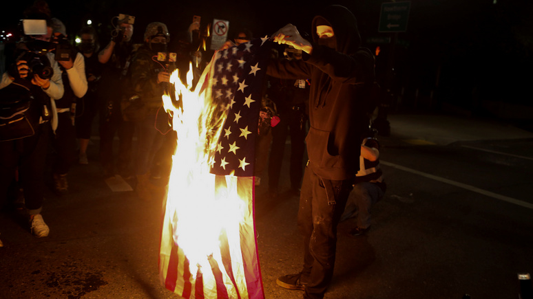 Independent: протестующие жгут флаги США в ожидании окончательных результатов президентских выборов