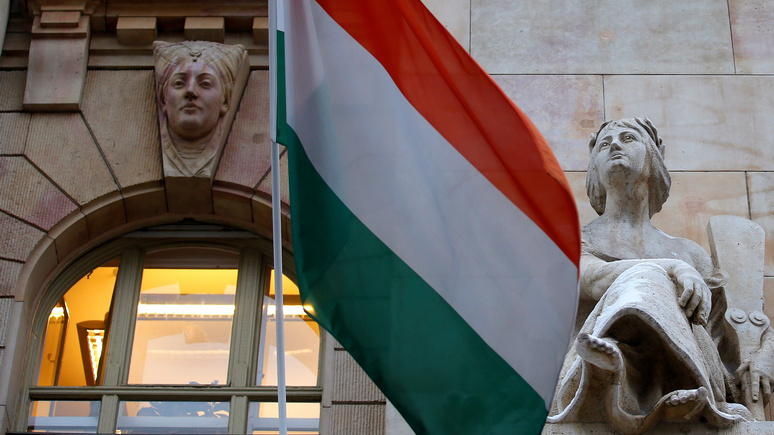 Le Monde: в Венгрии намерены закрепить конституционно понятия «мать» и «отец» 
