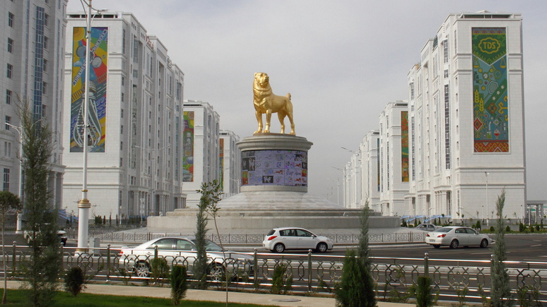 Independent: в Туркмении открыли золотой памятник «любимой собаке» президента