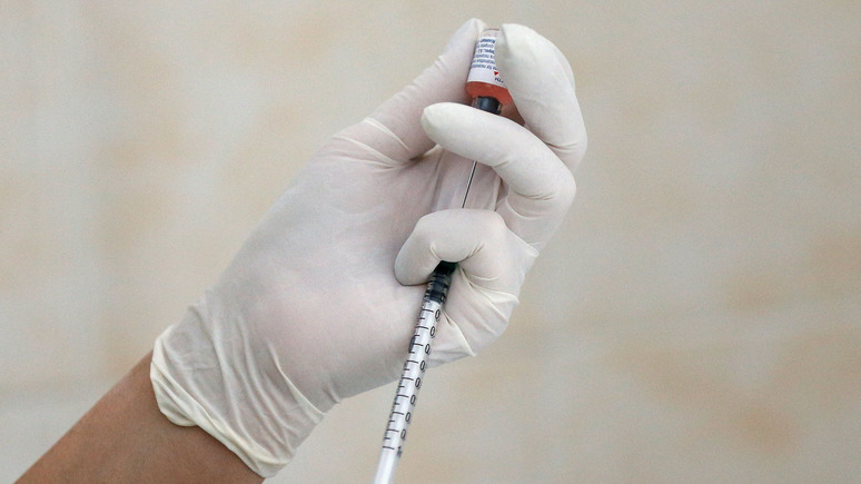 Политолог: не слушайте посольство США — Украине нужна российская вакцина от коронавируса