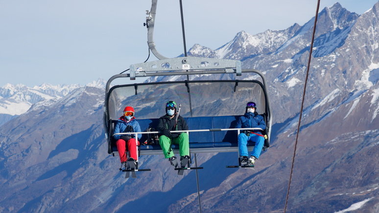 Le Figaro: Макрон возмутил оппозицию решением не пускать французов на заграничные горнолыжные курорты 