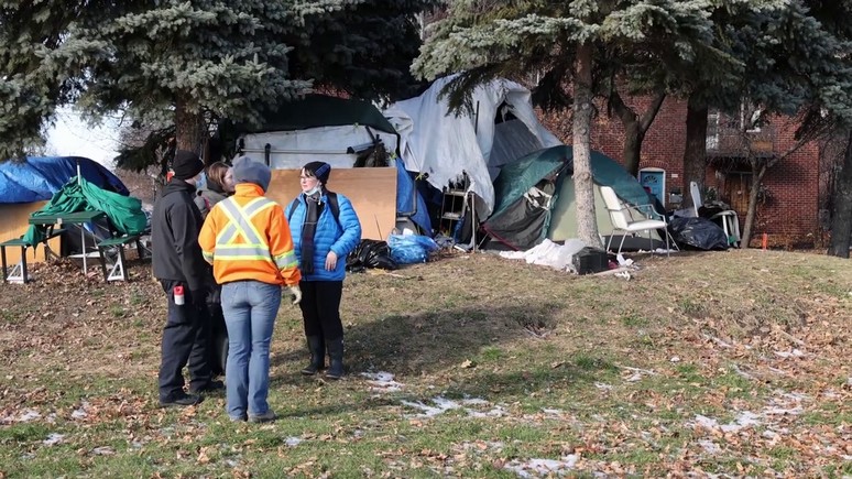 Radio-Canada: власти Монреаля «эвакуируют» палаточный лагерь бездомных — последней каплей стал пожар