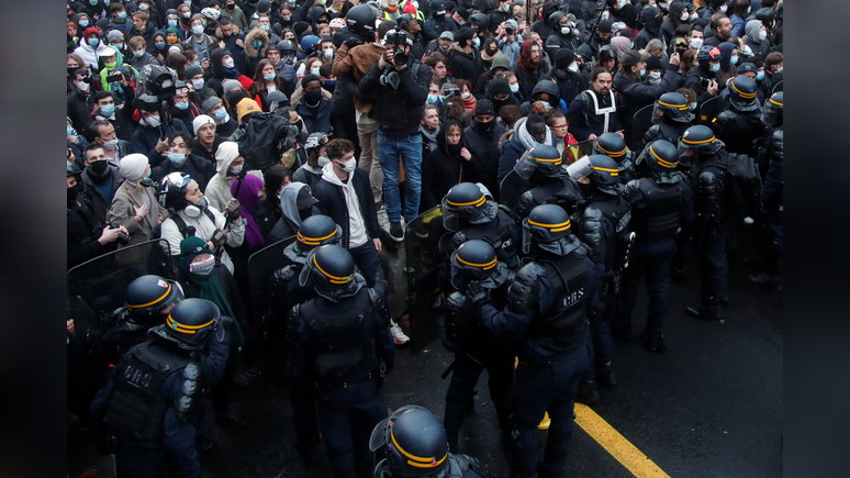 Атмосфера насилия и репрессий — Le Monde объяснила отказ французов от участия в демонстрациях